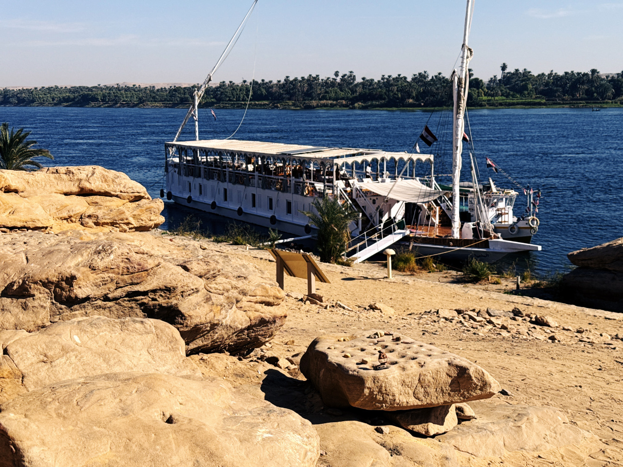 Dahabiya auf dem Nil, ankernd vor Gebel-el-Silsila