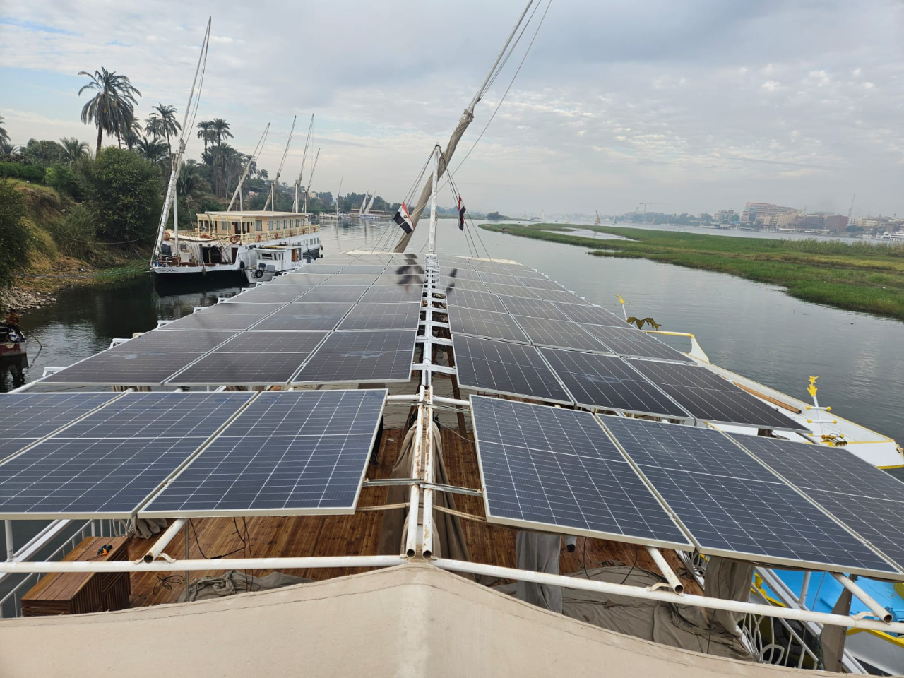 Solarpanele auf dem Dach der Dahabiya MINYA Solarpanele auf dem Dach der Dahabiya MINYA
