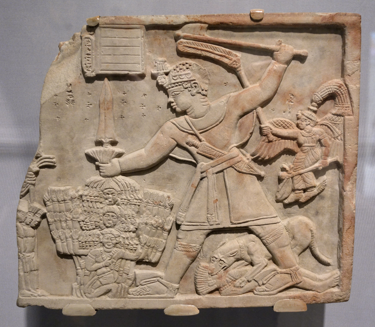 Relief, das Arikankharer bei der Tötung seiner Feinde zeigt. Worcester Art Museum, gemeinfrei, via Wikimedia Commons.