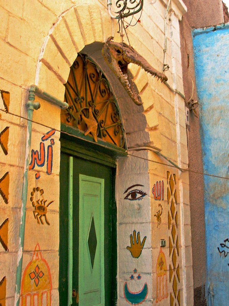Krokodil an einem nubischen Haus in Assuan. Foto von Jocelyn Erskine-Kellie (CC BY 2.0), via Wikimedia Commons.