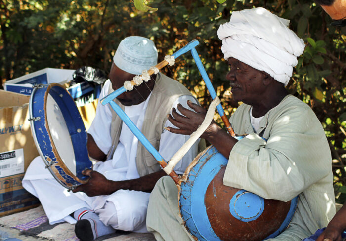 Nubier in Assuan. Foto von Mohammed Moussa (CC BY-SA 4.0), via Wikimedia Commons.  
