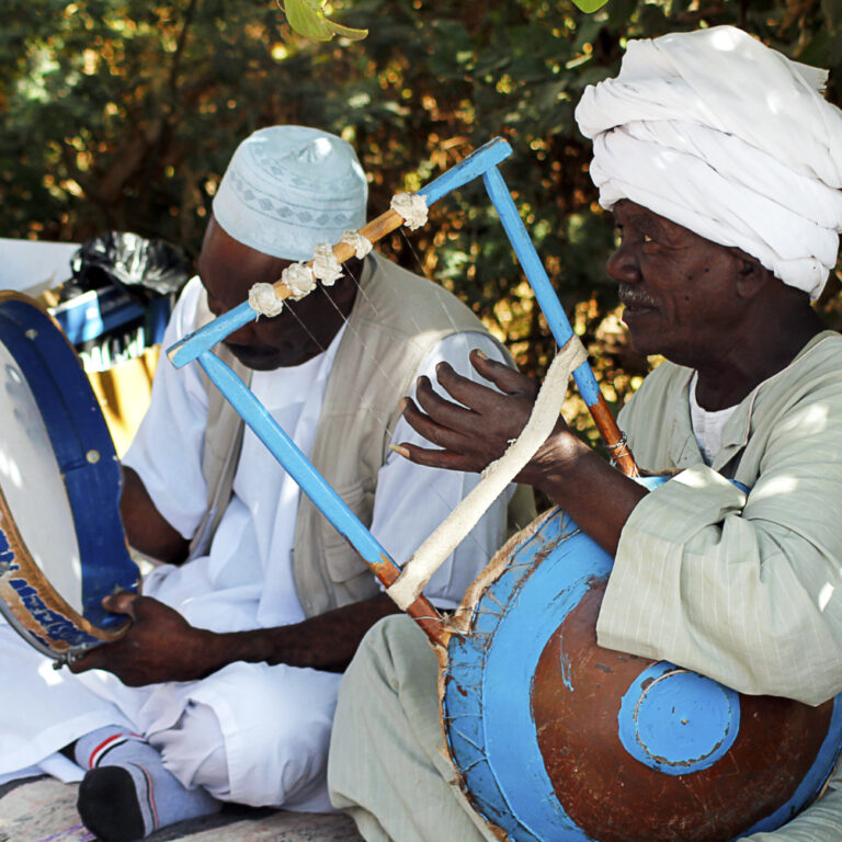 Nubier in Assuan. Foto von Mohammed Moussa (CC BY-SA 4.0), via Wikimedia Commons. Nubier in Assuan. Foto von Mohammed Moussa (CC BY-SA 4.0), via Wikimedia Commons.